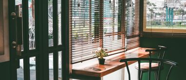 Żaluzje okienne - zewnętrzne czy wewnętrzne? Na jakie się zdecydować?