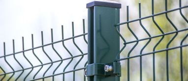 Ogrodzenie panelowe – jak zamontować płot panelowy?