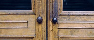 Na co zwrócić uwagę, wybierając drewniane drzwi?