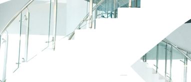 Szklana balustrada - czy warto montować ją na balkonie?