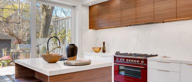 Biała kuchnia z drewnianym blatem - jak zaaranżować?