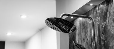 Deszczownica – prysznicowa i wannowa. Jak wybrać deszczownicę?