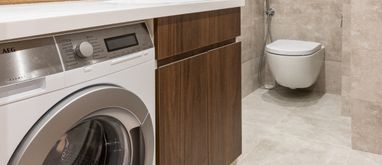 Zabudowa pralki – jak ukryć pralkę w łazience lub kuchni?