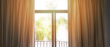 Firany na okno balkonowe – jakie wybrać? Sprawdź porady i inspiracje