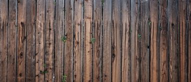 Płot drewniany – rodzaje, ceny i instrukcja budowy ogrodzenia z drewna