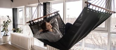 Osłona na kaloryfer – jak zamaskować grzejniki w domu?