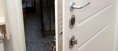 Drzwi antywłamaniowe – jakie wybrać? Sprawdź ceny, klasy