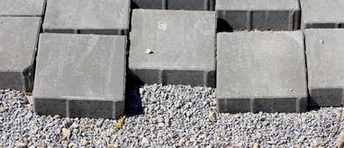 Płyty chodnikowe — czy warto układać płyty chodnikowe przed domem?