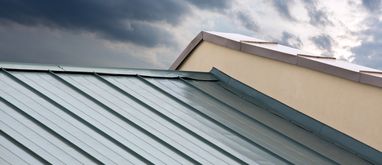 Blacha na rąbek – jakie wady i zalety ma położenie blachy na rąbek?