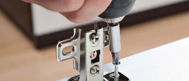 Zawiasy do drzwi — jak dobrać do rodzaju drzwi i co warto wiedzieć?