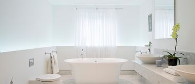 Biała łazienka — pomysły i wskazówki na aranżację białej łazienki