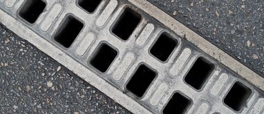 Odwodnienie liniowe zewnętrzne i wewnętrzne – jakie wybrać?