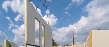 dom z elementów prefabrykowanych