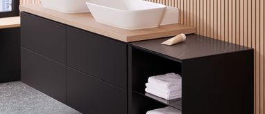 Nowoczesna łazienka z dwoma umywalkami i czarną szafką podumywalkową z drewnianym blatem