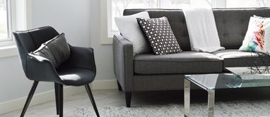 sofa w małym salonie