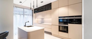 Realizacja beżowych mebli kuchennych w Warszawie