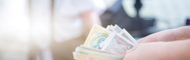 Ile pieniędzy możesz wypłacić z banku i jak to zrobić bezpiecznie?