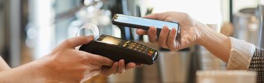Jak płacić telefonem? Jak działa płatność NFC i BLIK?