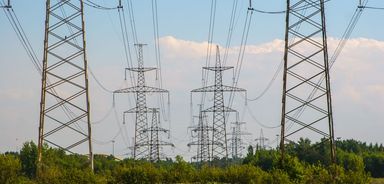Na czym polega różnica między dystrybucją a dostarczaniem energii?