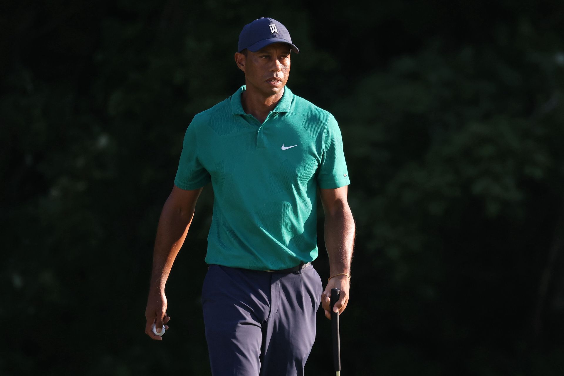 Tiger Woods miał WYPADEK SAMOCHODOWY! Jego auto wypadło z drogi afbeelding