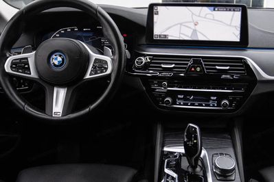 BMW Seria 5 530e xDrive Luxury Line aut