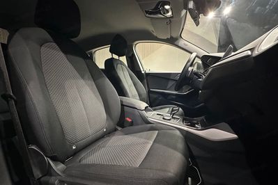 BMW Seria 2 220i Advantage aut