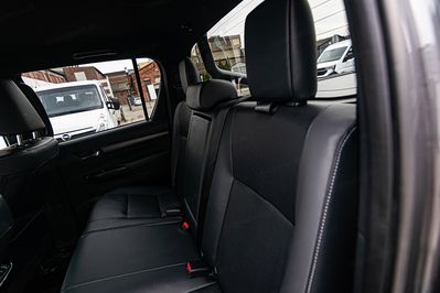 Toyota HiLux Double Cab Invincible 4x4  AT