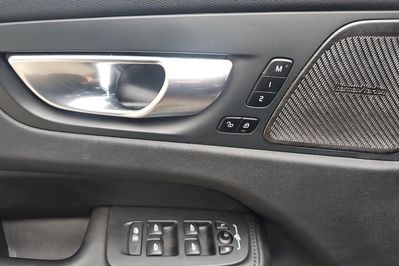 Volvo XC60 T8 Plug-In Hybrid AWD Ultimate Dark