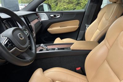 Volvo XC60 B5 B AWD Ultra Dark