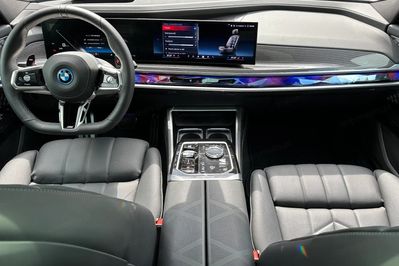 BMW Seria 7 M760e PHEV xDrive Individual Edition sport-aut