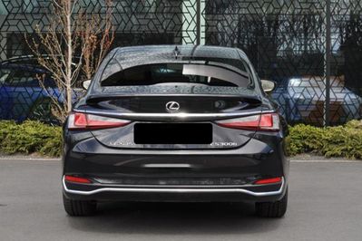 Lexus ES 300h Business Edition 2.5 E-CVT