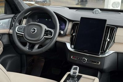 Volvo XC90 T8 AWD Plug-In Hybrid Ultra Dark