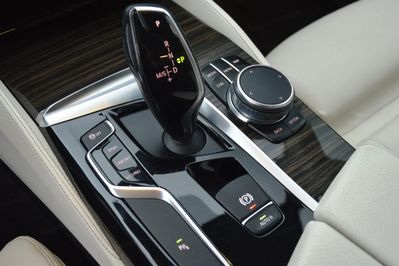 BMW Seria 5 520d xDrive Luxury Line aut