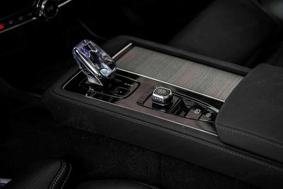 Volvo XC90 T8 AWD Plug-In Hybrid Ultra Dark