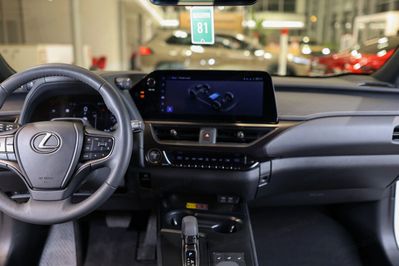 Lexus UX 300h F Sport Design AWD