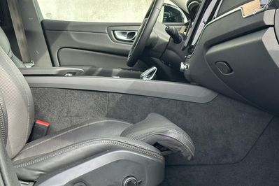 Volvo XC60 B5 B AWD Ultra Dark