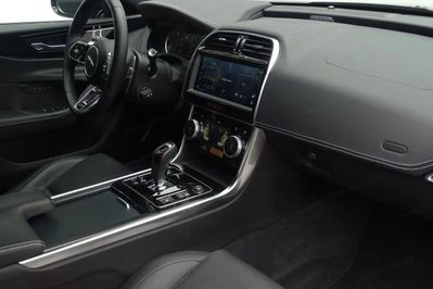 Jaguar XE 2.0 D200 AWD R-Dynamic Black
