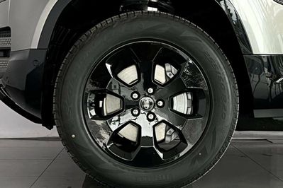 Land Rover Defender 110 D300 X-Dynamic SE