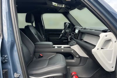 Land Rover Defender 130 3.0 D250 mHEV X-Dynamic SE