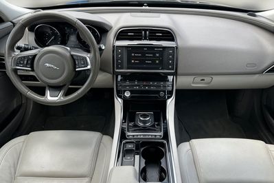 Jaguar XE 2.0 D Prestige aut