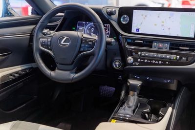 Lexus ES 300h F Sport Design