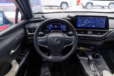 Lexus UX 300h AWD
