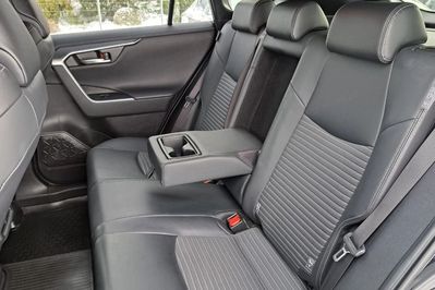 Toyota RAV4 2.5 Hybrid Black Edition by JBL 4x4