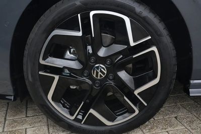 Volkswagen Golf R-Line Plus 1.5 eTSI mHEV
