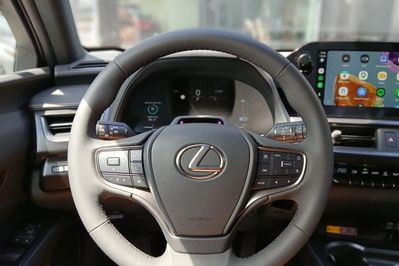 Lexus UX 300h F Sport Design