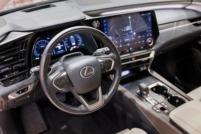 Lexus RX 450h+ Omotenashi