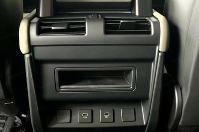 Land Rover Defender 110 D300 X-Dynamic SE