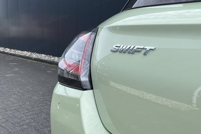 Suzuki Swift Premium Plus 1.2 Dualjet CVT SHVS