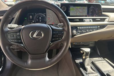 Lexus ES 300h Business Edition +
