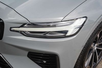 Volvo V60 T6 AWD Plug-In Hybrid Ultra Dark